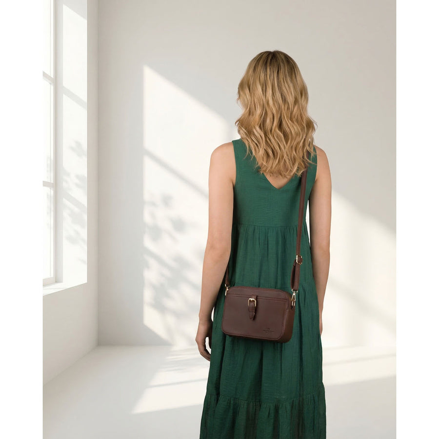 Maža moteriška „Peterson“ crossbody rankinė per petį, ruda, iš ekologiškos odos D48