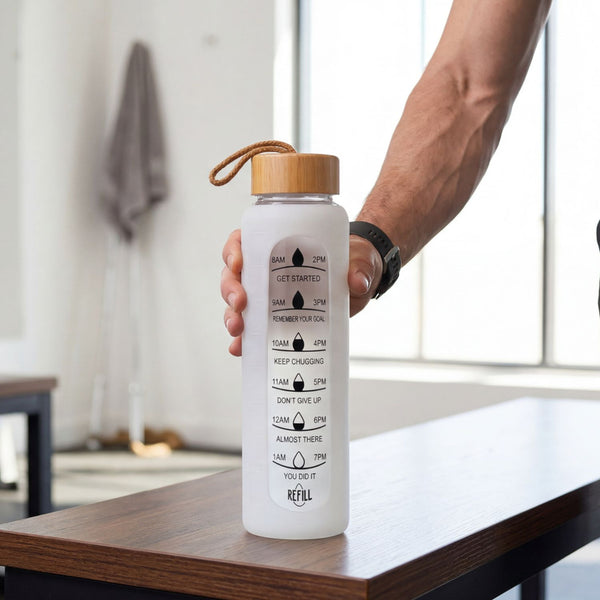 Peterson moteriška stiklinė vandens gertuvė 960 ml su silikoniniu dėklu, motyvacine matavimo skale, smėlio spalvos D70