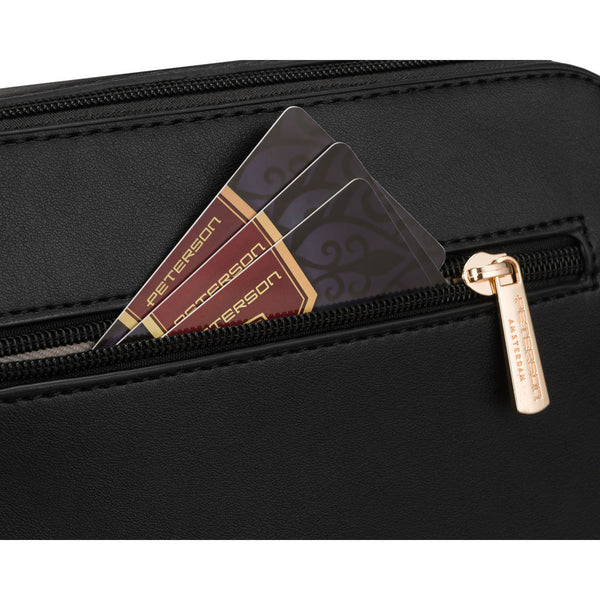 Maža moteriška „Peterson“ crossbody rankinė per petį, juoda, iš ekologiškos odos D47