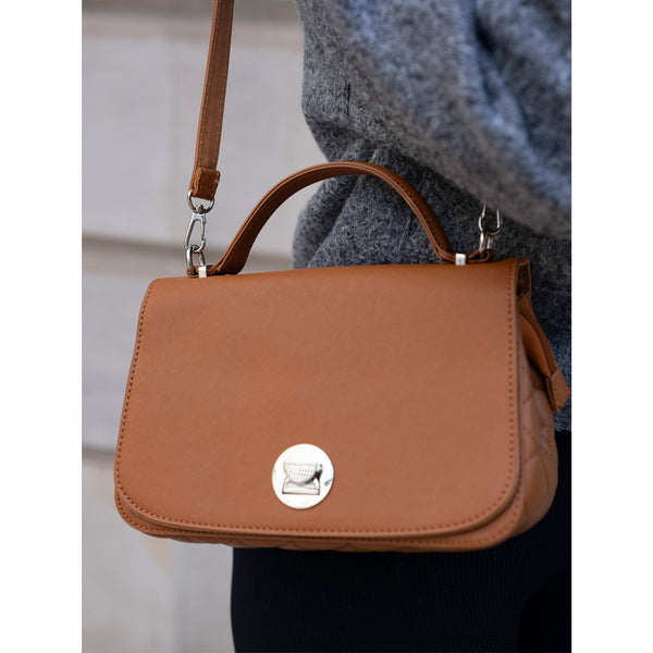 Moteriška karamelinės spalvos „David Jones“ crossbody rankinė su sidabro spalvos furnitūra D31