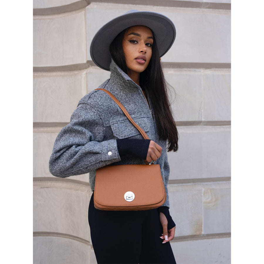 Moteriška karamelinės spalvos „David Jones“ crossbody rankinė su sidabro spalvos furnitūra D31