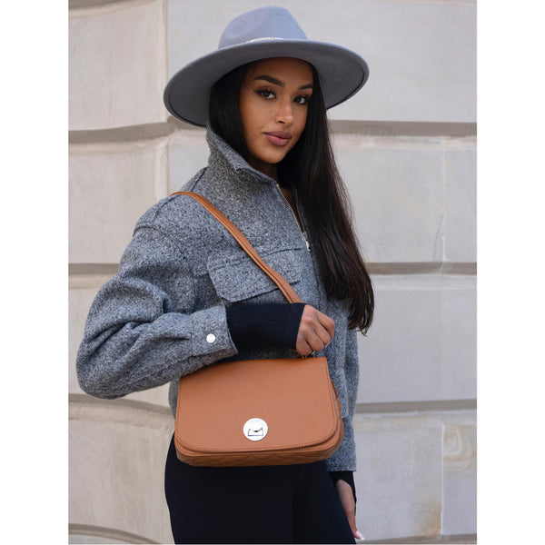 Moteriška karamelinės spalvos „David Jones“ crossbody rankinė su sidabro spalvos furnitūra D31