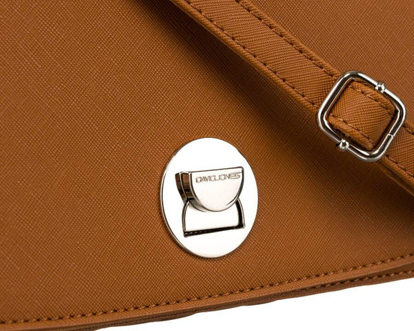 Moteriška karamelinės spalvos „David Jones“ crossbody rankinė su sidabro spalvos furnitūra D31