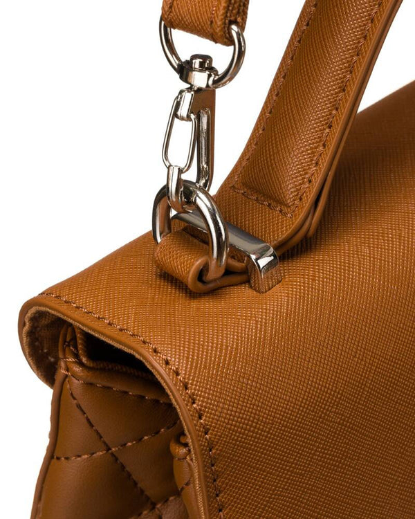 Moteriška karamelinės spalvos „David Jones“ crossbody rankinė su sidabro spalvos furnitūra D31