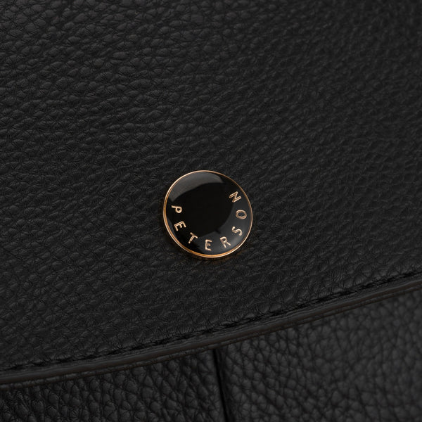 Peterson moteriška miesto kuprinė su atvartu, juoda, iš ekologiškos odos D94
