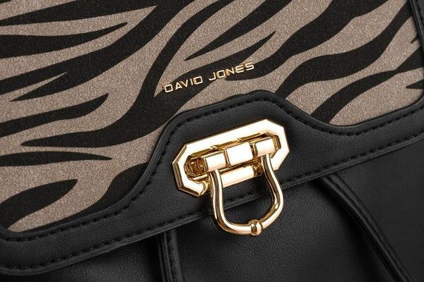 Moteriška miesto kuprinė su atvartu „David Jones“, ekologiškos odos, juoda D40
