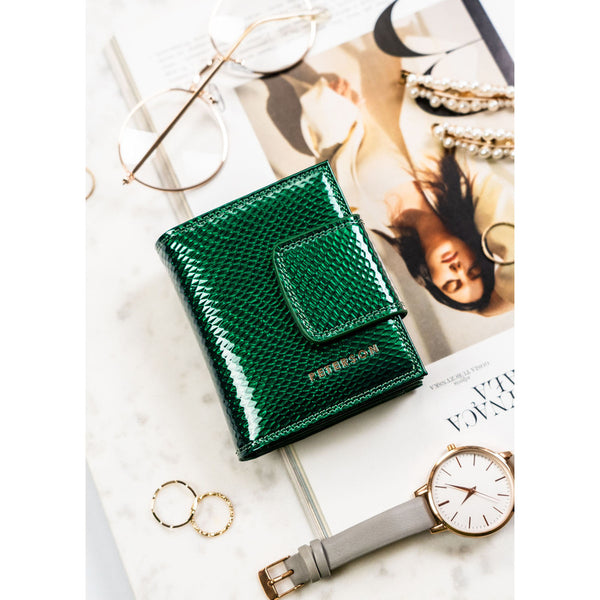 Moteriška natūralios odos piniginė „Peterson“, žalia, su spaude ir užsegimu rėmeliu ST15