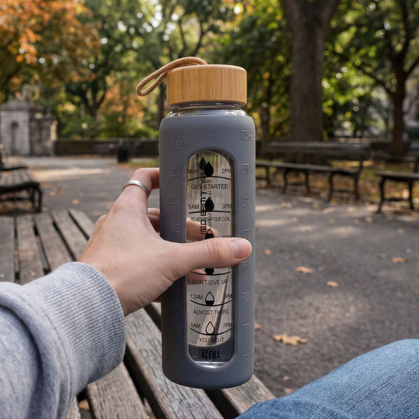 Peterson motyvacinė stiklinė vandens gertuvė su matavimo skale, pilku silikoniniu dėklu, 960 ml D69