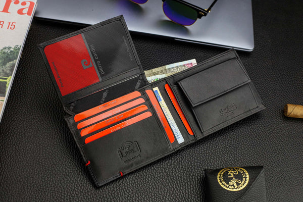 Dovanų rinkinys vyrams: odinė piniginė Pierre Cardin RFID, odinis diržas 75T8806BB