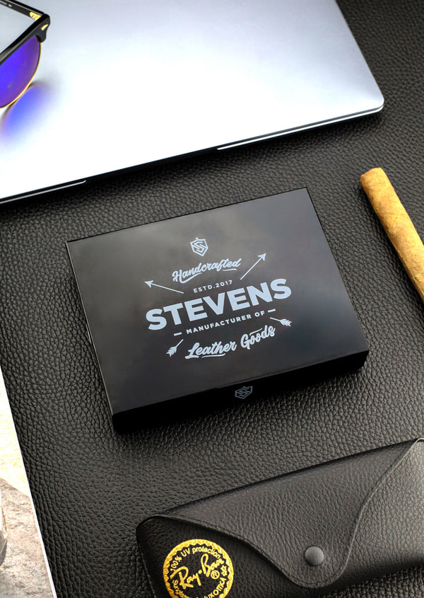 Dovanų komplektas vyrui – STEVENS odinė piniginė su RFID apsauga, išgyvenimo kortelė ir dovanų maišelis 326A