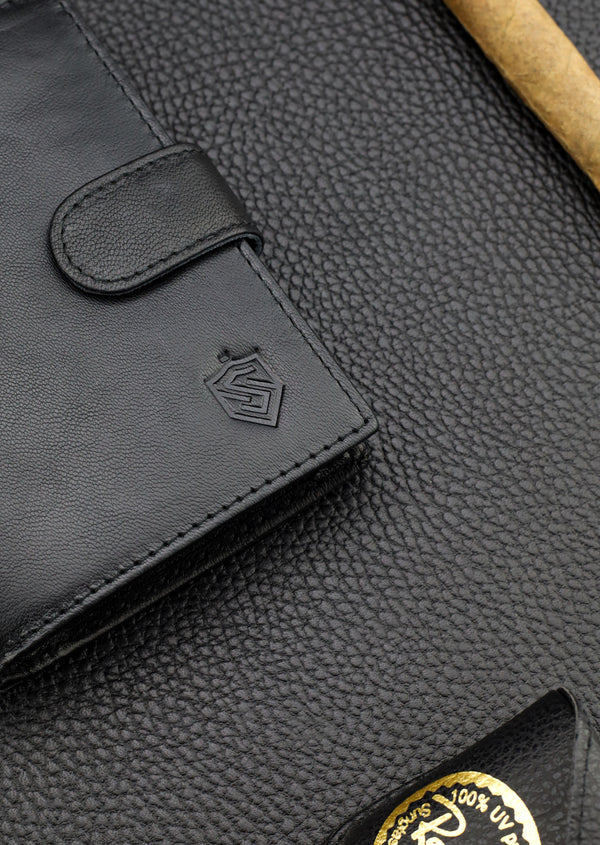 Dovanų komplektas vyrui – STEVENS odinė piniginė su RFID apsauga, išgyvenimo kortelė ir dovanų maišelis 326A