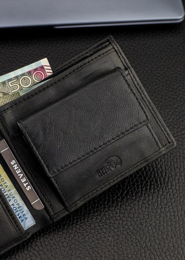 Dovanų komplektas vyrui – STEVENS odinė piniginė su RFID apsauga, išgyvenimo kortelė ir dovanų maišelis 8824