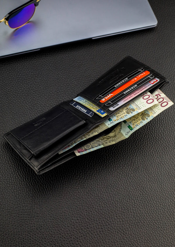 Dovanų komplektas vyrui – STEVENS odinė piniginė su RFID apsauga, išgyvenimo kortelė ir dovanų maišelis 8824