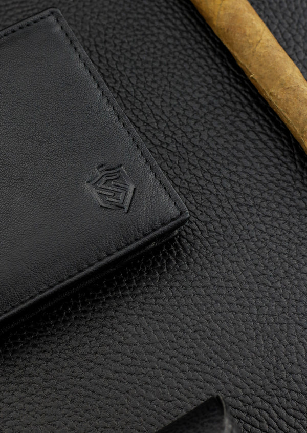 Dovanų komplektas vyrui – STEVENS odinė piniginė su RFID apsauga, išgyvenimo kortelė ir dovanų maišelis 8824