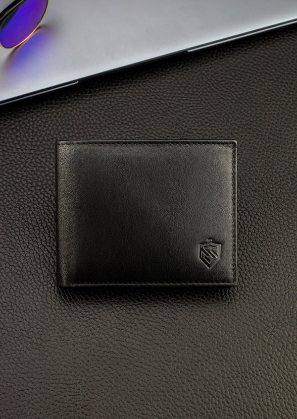 Dovanų komplektas vyrui – STEVENS odinė piniginė su RFID apsauga, išgyvenimo kortelė ir dovanų maišelis 8824